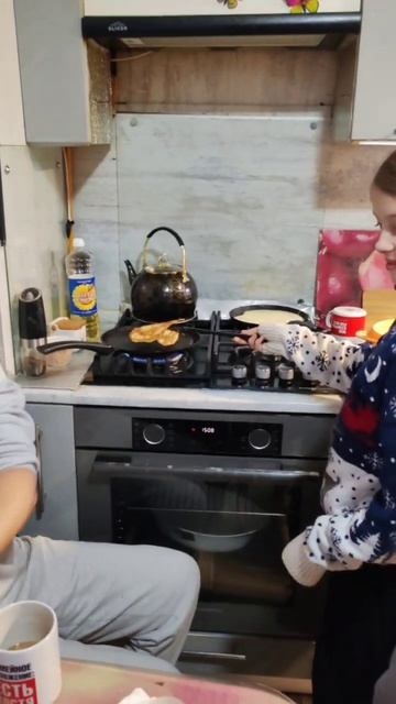 Катины любимые Вкусняшки 🥰 #блины #блиныстворогом #блинчикисвоимируками смотреть онлайн