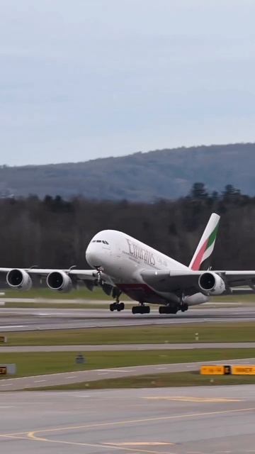 взлёт самого большого самолёта А-380 смотреть онлайн