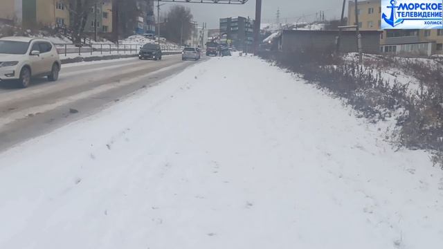 В городе Холмск выпал снег,открылся сезон жестянщика и началась лепка снеговиков смотреть онлайн