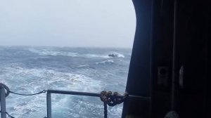 Безумный РИБ себя ведет на море. Испытание лодки в шторм. Сильный ветер и большая волна.