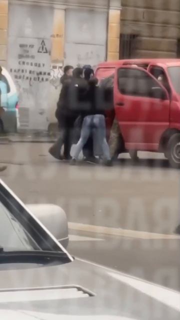 Одесситы отбили уже пойманного мужчину. смотреть онлайн