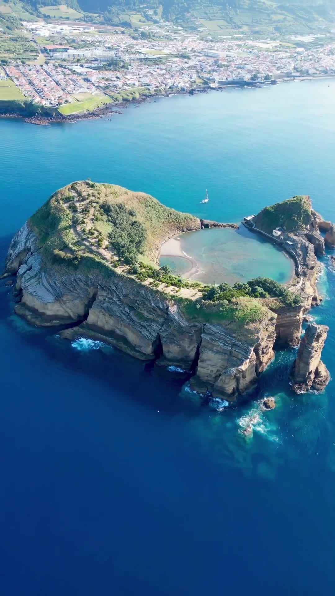 На данный момент остров Вила-Франка-ду-Кампу является заповедником и доступен для посещения тольк... смотреть онлайн