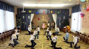 Мальчики красиво танцуют для своих мам