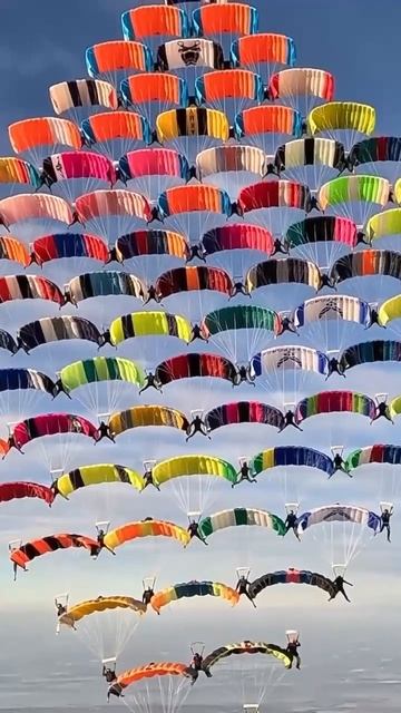 Мировой рекорд: 104 парашютиста в одной фигуре. Спортсмены из 20 стран.
Предыдущий рекорд (100 челов смотреть онлайн