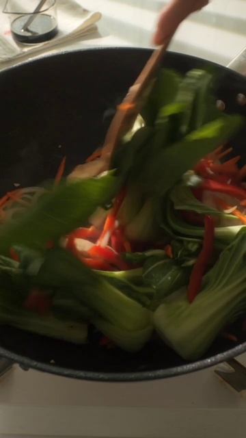Жареная лапша с курицей и овощами 🥡 смотреть онлайн