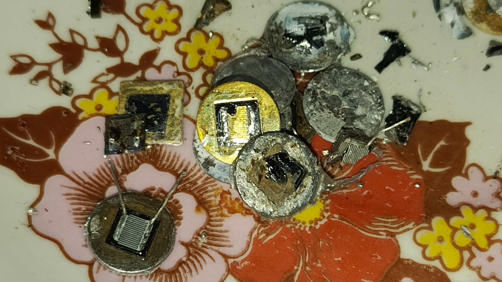 Аффинаж пятачков с транзисторов 800й серии в месте с припоем.Новый способ.Плюсом проверка слухов😉 смотреть онлайн