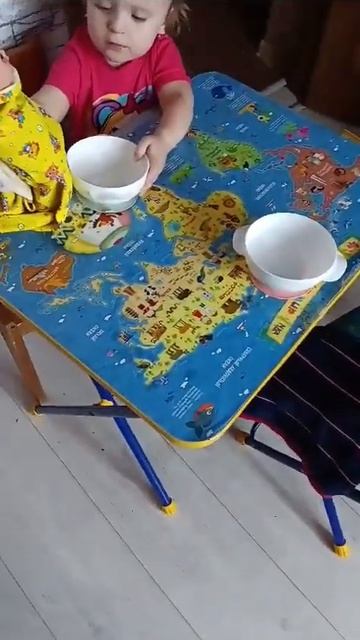 Дети кормят кукол