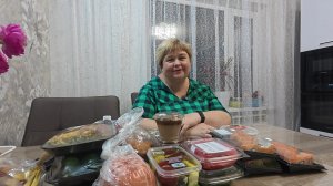Абдугани  выбирает вкусняшки для питомцев. Наши покупочки.