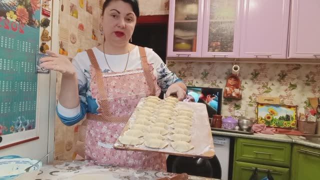 ВИКТОР УШЁЛ В БАССЕЙН, А Я ЛЕПЛЮ ВАРЕНИКИ смотреть онлайн