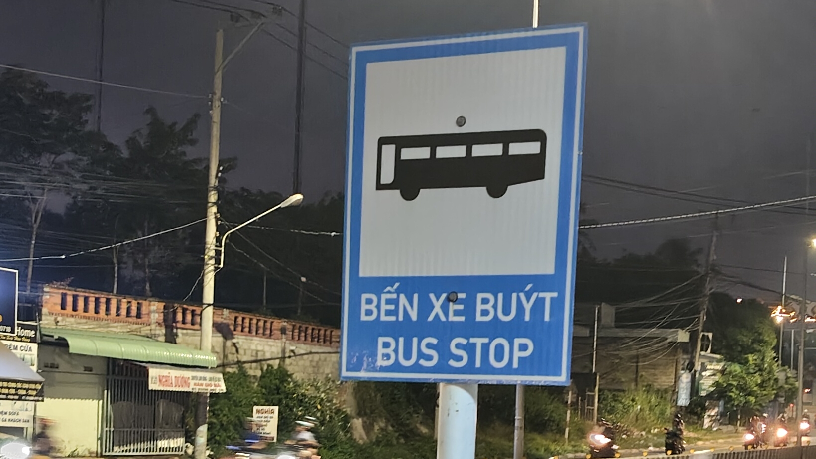 Путешествие на автобусах в райцентр в аптеку (!!) из деревни во Вьетнаме за стиками для айкос смотреть онлайн