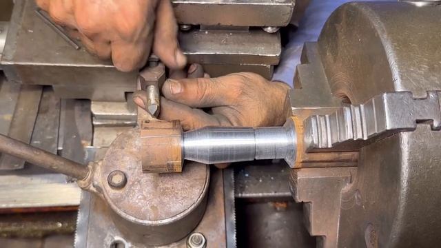 Опытный механик восстанавливает шаровую опору смотреть онлайн