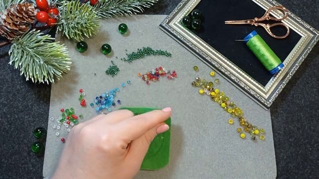 Подарок своими руками из бисера ,фетра и бусин. Как вышить брошь . смотреть онлайн