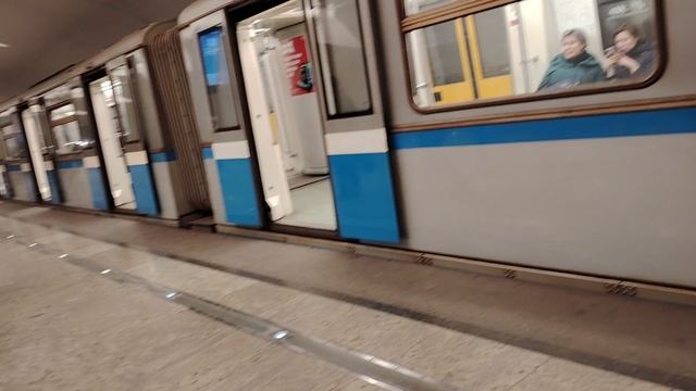 Электропоезд 81-740/741 Русич, на Станции метро Строгино смотреть онлайн