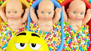 Мультики для детей. Смешиваем яркие куколки и конфетки в ванночках. Смотреть мультики для малышей.