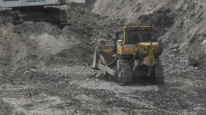 Большой экскаватор Liebherr R9350 Загружает вскрышные породы в самосвалы Komatsu HD785 и CAT 777