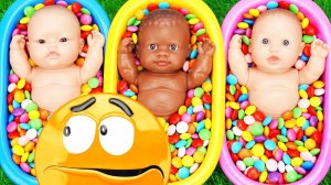 Мультики для детей. Яркие ЭмЭмДенсы в ванночках с куклами. Смотреть онлайн для детей и малышей.