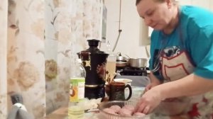 МУЖ ПОМОГАЕТ ЖАРИТ ПИРОЖКИ.