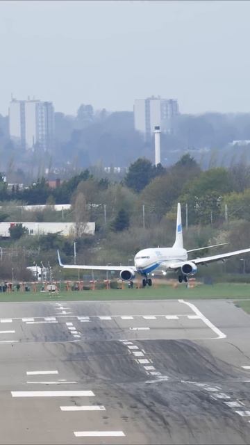 посадка Boeing 737-800 при сильном боковом ветре смотреть онлайн