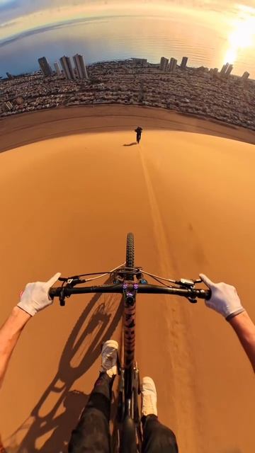 Спуск с барханов на велосипеде в Икике - это кайф! 🚵♂️ смотреть онлайн