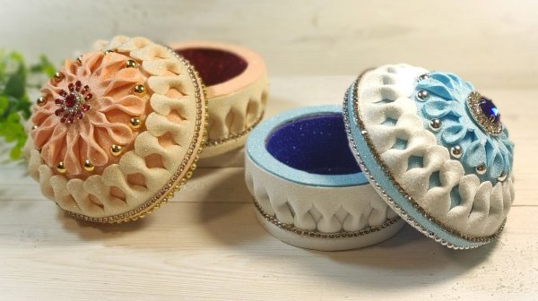 Очень нежная и красивая шкатулочка своими руками из втулки от ниток и глиттерного фоамирана.