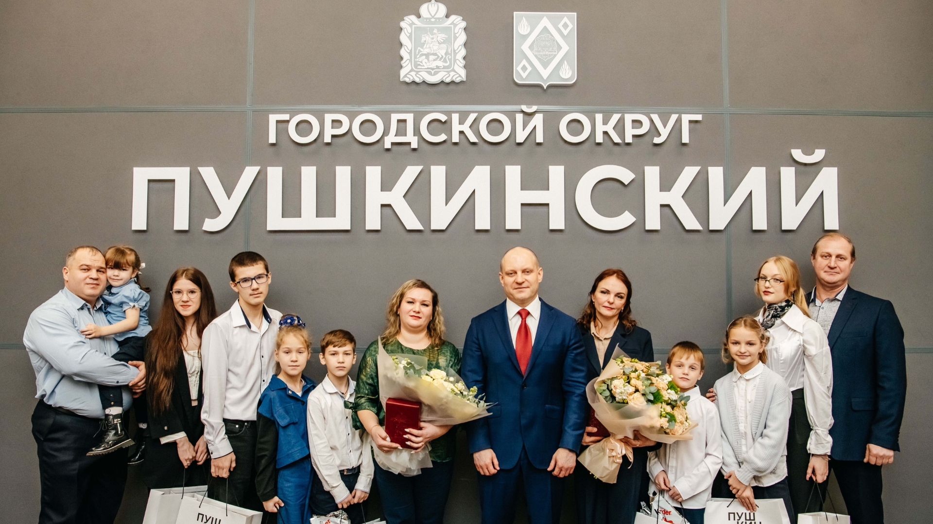 Максим Красноцветов вручил знак «Материнская слава» двум жительницам округа смотреть онлайн