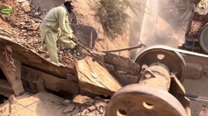 Строительство, дробление щебёнки