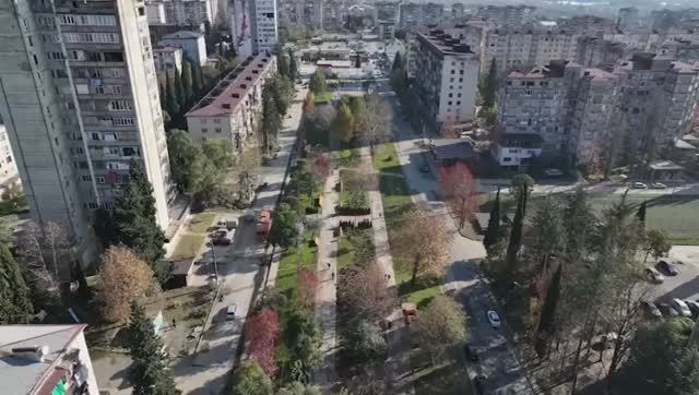 В Абхазии в Новом районе Сухума официально открыт благоустроенный сквер смотреть онлайн