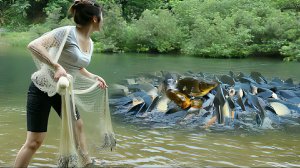 Красивая девушка ловит рыбу в естественном ручье, и продает ее на рынке. Жизнь с Нана. Вьетнам