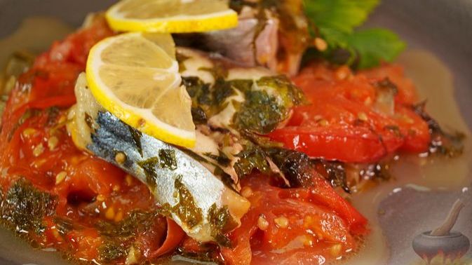 Скумбрия, разнежившаяся от медленного томления. УСКУМРУ ПИЛАКИ смотреть онлайн