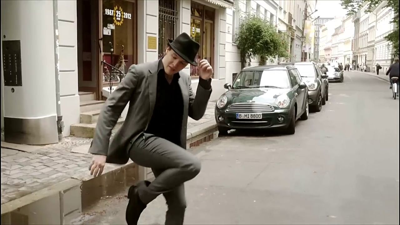 Я МИЛОГО УЗНАЮ ПО ПОХОДКЕ смотреть онлайн