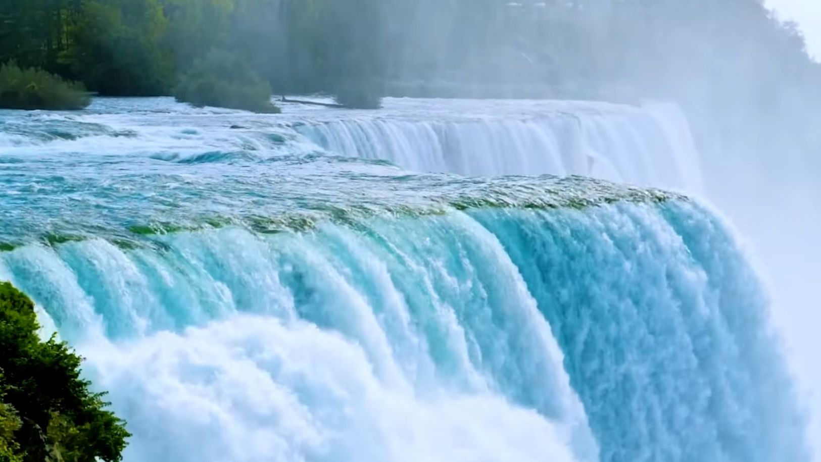 Засыпайте под успокаивающие звуки Мощного водопада - Расслабляющий Белый шум обеспечивает более глуб смотреть онлайн