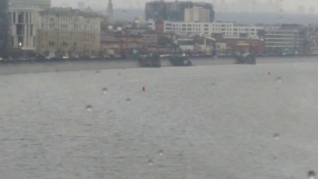 Шикарный вид на Москву реку с большого стеклянного моста. Очень интересный видос.