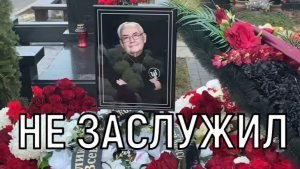 Без креста и без таблички. Могила Всеволода Шиловского утопает в цветах.