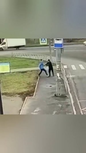 В Ярославле наркоман зверски избил пенсионера и украл у него трость

24-летний обдолбанный подонок н