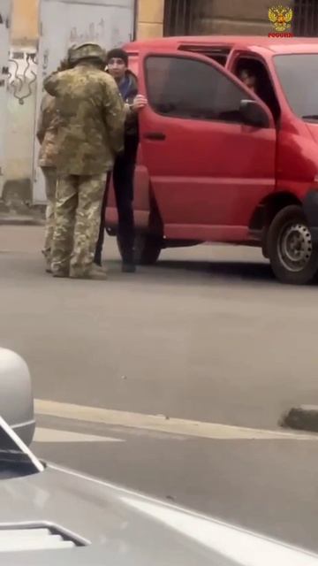 Сотрудники ТЦК попытались задержать молодого человека, но вмешательство прохожих изменило ситуацию. смотреть онлайн