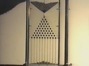 Физика. Опыты. Нормальное распределение. Доска Гальтона