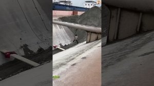 Строительство, разгрузка баржи