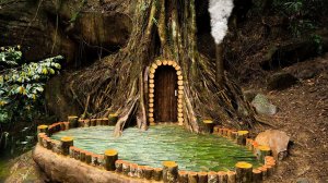 Для выживания строю дом в дереве и ем гусениц.