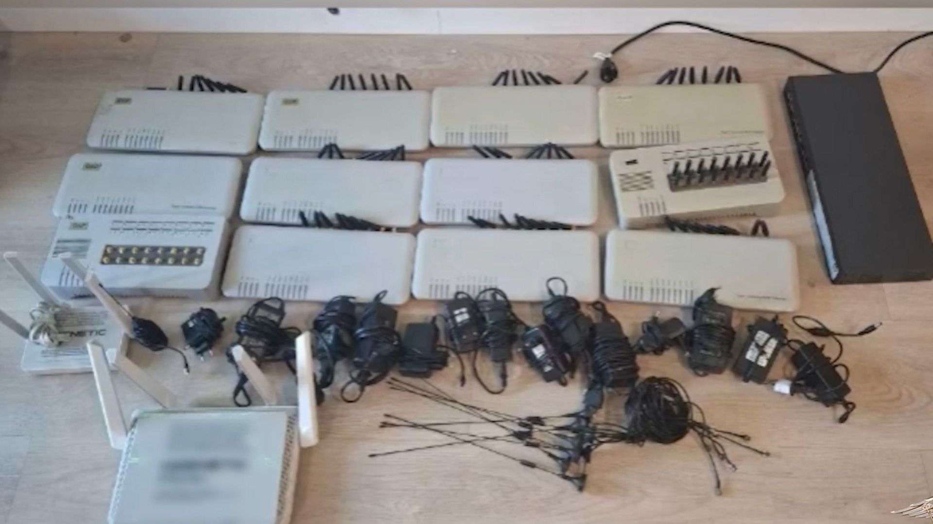 Киберполицейские пресекли деятельность узла связи для телефонного мошенничества смотреть онлайн