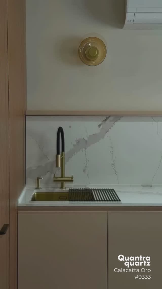 Стильная кухня с каменной столешницей под мрамор