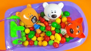 МИ-МИ-МИШКИ и МНОГО БУРЛЯЩИХ ШАРИКОВ В ОГРОМНОЙ ВАННЕ