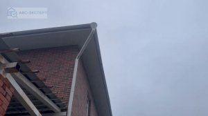 Как спасти водостоки от снега: правильные крюки и монтаж