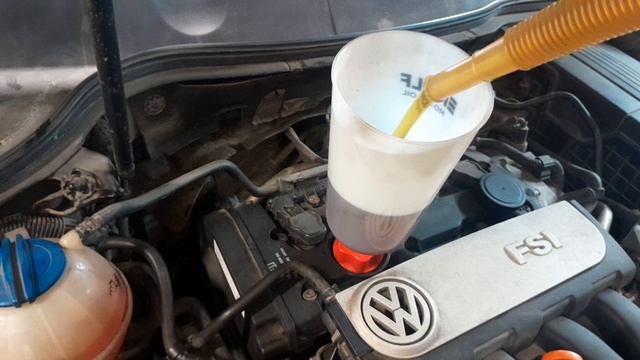 Как заливать масло в двигатель