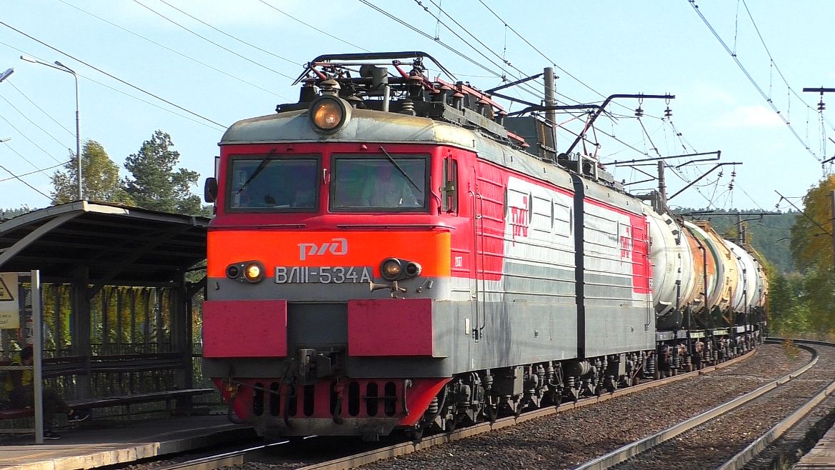 ВЛ11-534 с наливным грузовым поездом следует через о.п. Новоталица