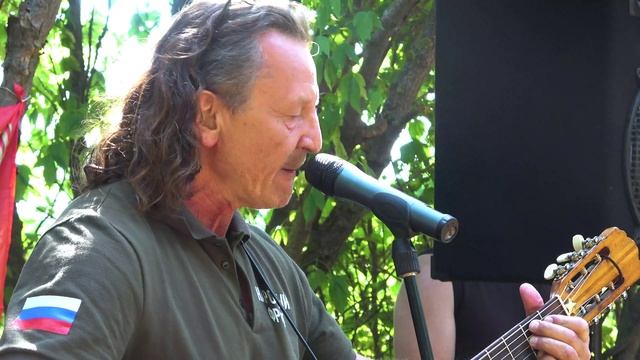 Автор слов неофициального гимна ЛНР и ДНР «Донбасс за нами» Владимир Скобцов выступил перед бойцами.