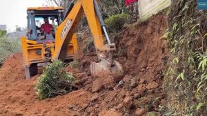 Сохранение горных ферм и домов при одновременной вырубке леса для расширения дороги на склоне холма