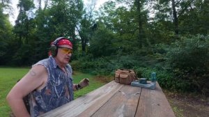 Более компактная версия револьвера  Смит и Весон 500 и показная стрельба из него