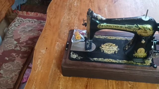 Ручная швейная машинка Зингер-раритет в наше время/ Скоро такие трудно будет купить. смотреть онлайн
