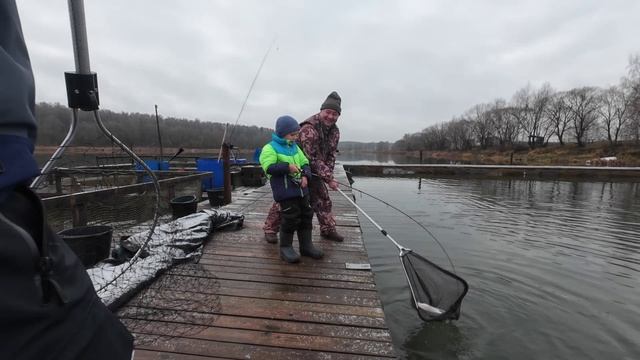 Эта новинка ловит форель, рыбалка осенью ловля на спиннинг. смотреть онлайн