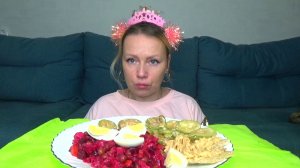 Мукбанг салатикс винегрет и яйца вареные, кабачки кружочками. Еда на камеру.